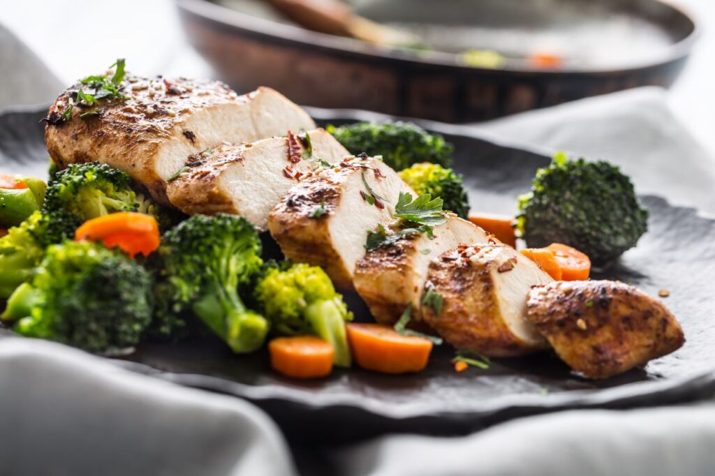 Roasted chicken breast with broccoli, carrots and sesame.